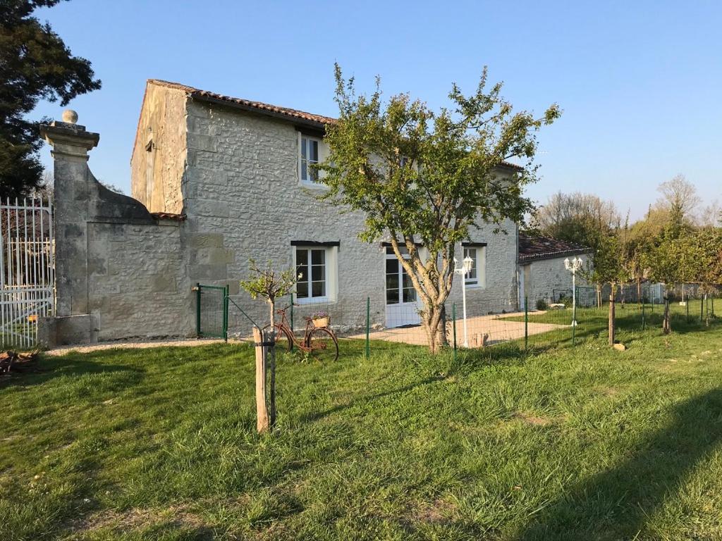 Le Logis Du Plessis Bed and Breakfast Chaniers Εξωτερικό φωτογραφία